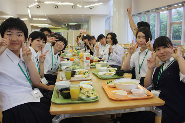 お昼ご飯。すぐに仲良くなった20人